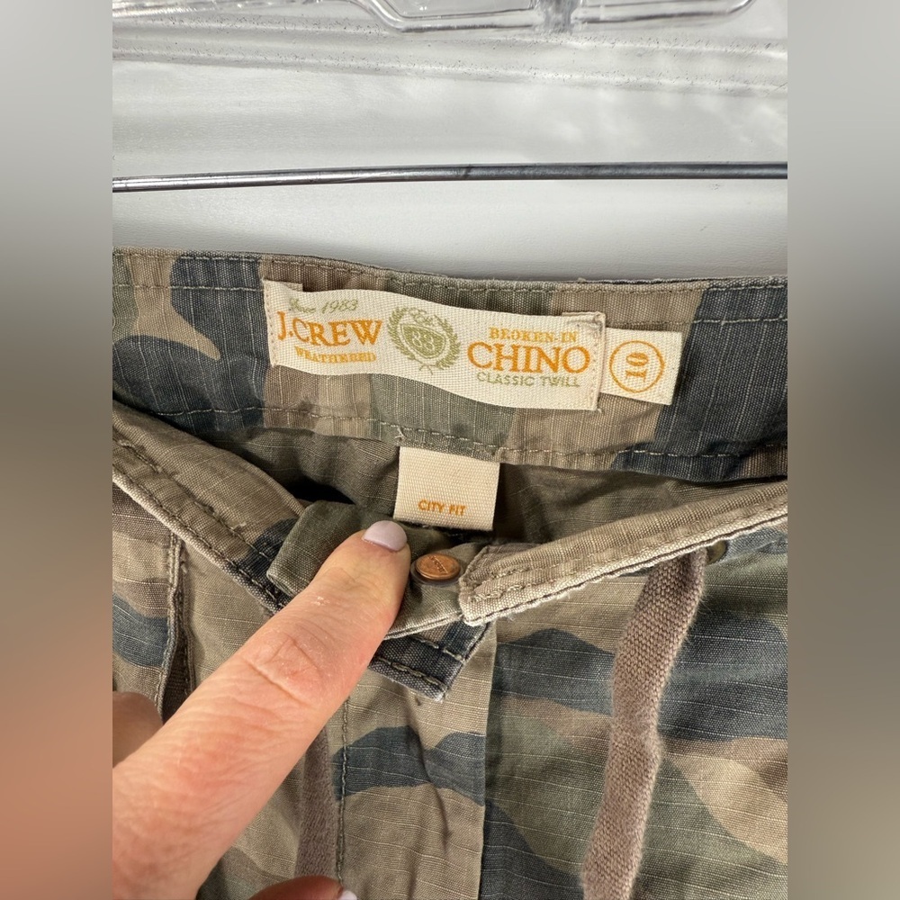J.Crew women’s camo broken in, chino classic twill, city fit crops. Size 10 - Picture 3 of 7
